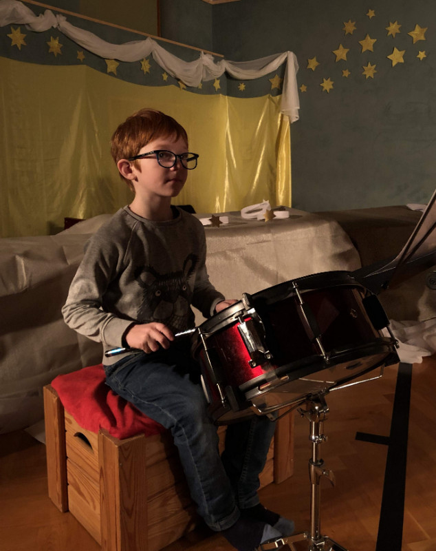 Viele Schulkinder brachten sich mit ihren Instrumenten in die Feier ein.