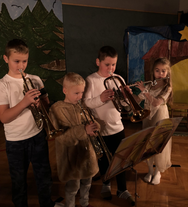 Auftakt zur großen Weihnachtsfeier der Schule