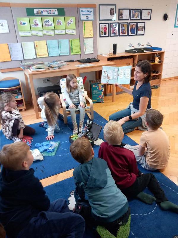 Die Schulbibliothekarin Regina Rammel arbeitet mit den Kindern in der Bibliothek.